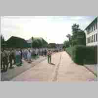 592-1068 Hauptkreistreffen 1989 Syke. Die Teilnehmer des Treffens auf dem Weg zur Einweihung des Wehlauer Steins.jpg
